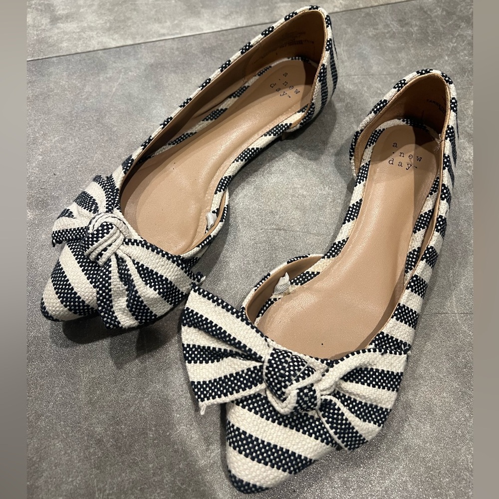 Navy/white bow accent flats